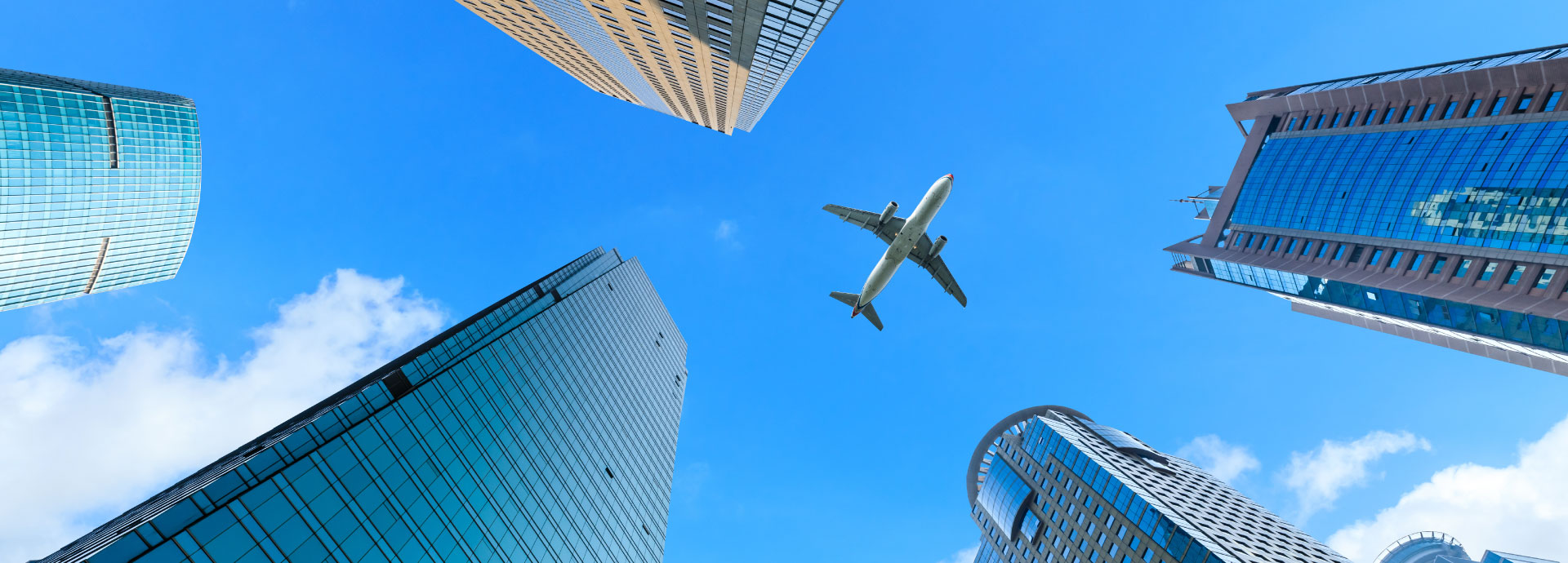 青空を飛ぶ飛行機